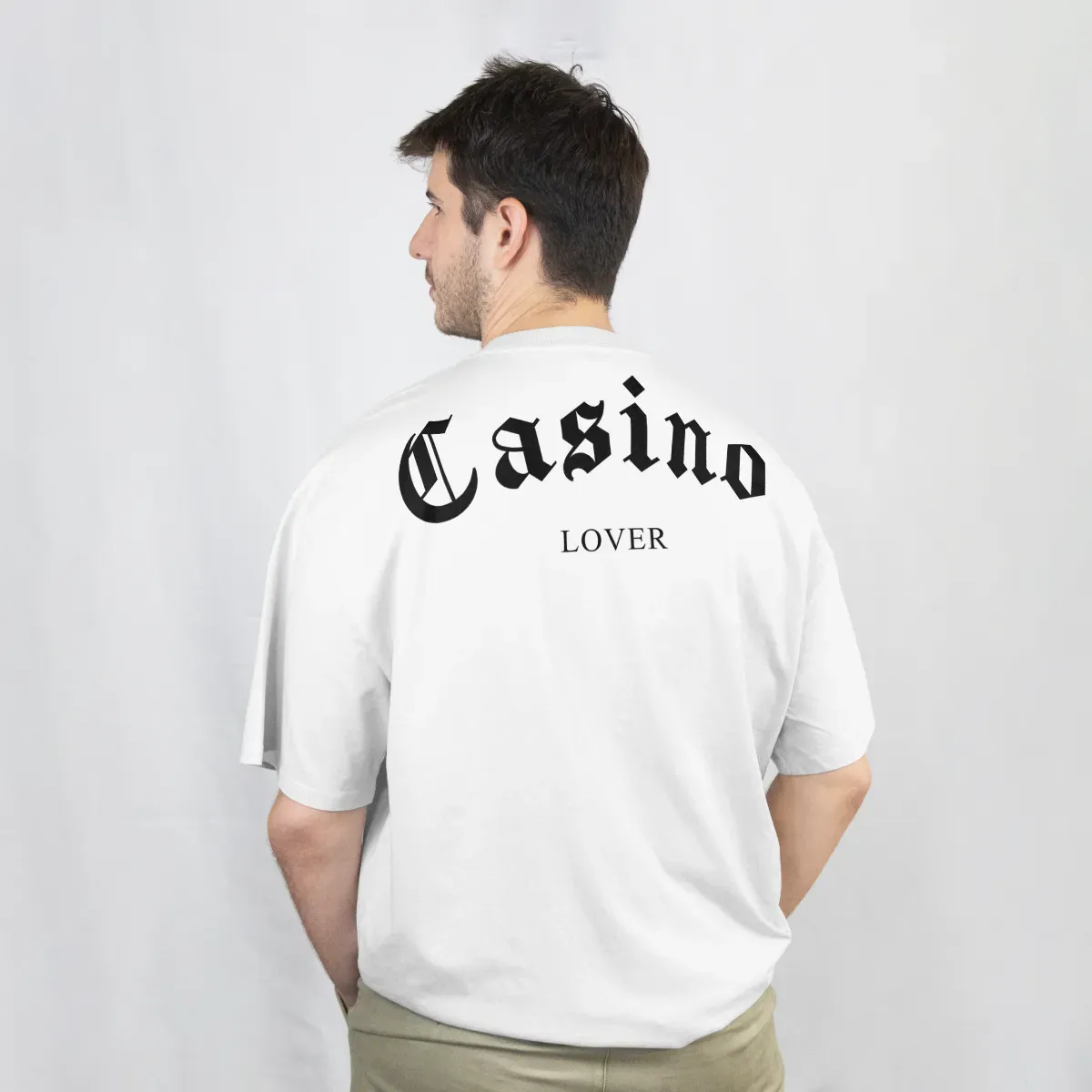 Playera Casino Lover blanca, vista de espalda con el diseño Casino Lover en negro