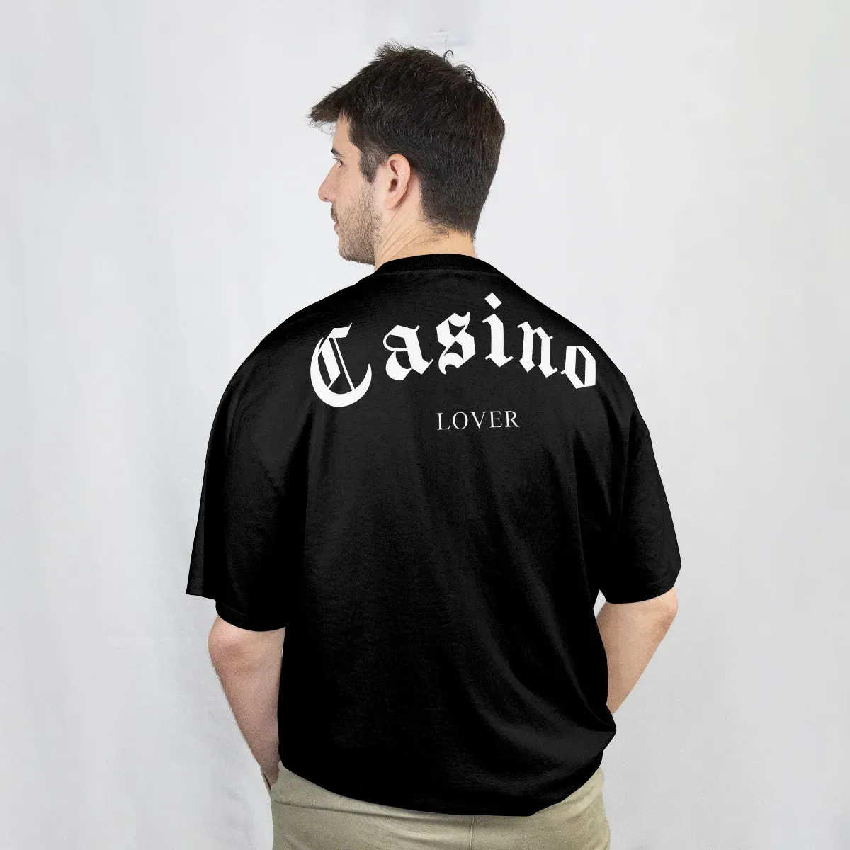 Playera Casino Lover negra, vista de espalda con el diseño Casino Lover en blanco