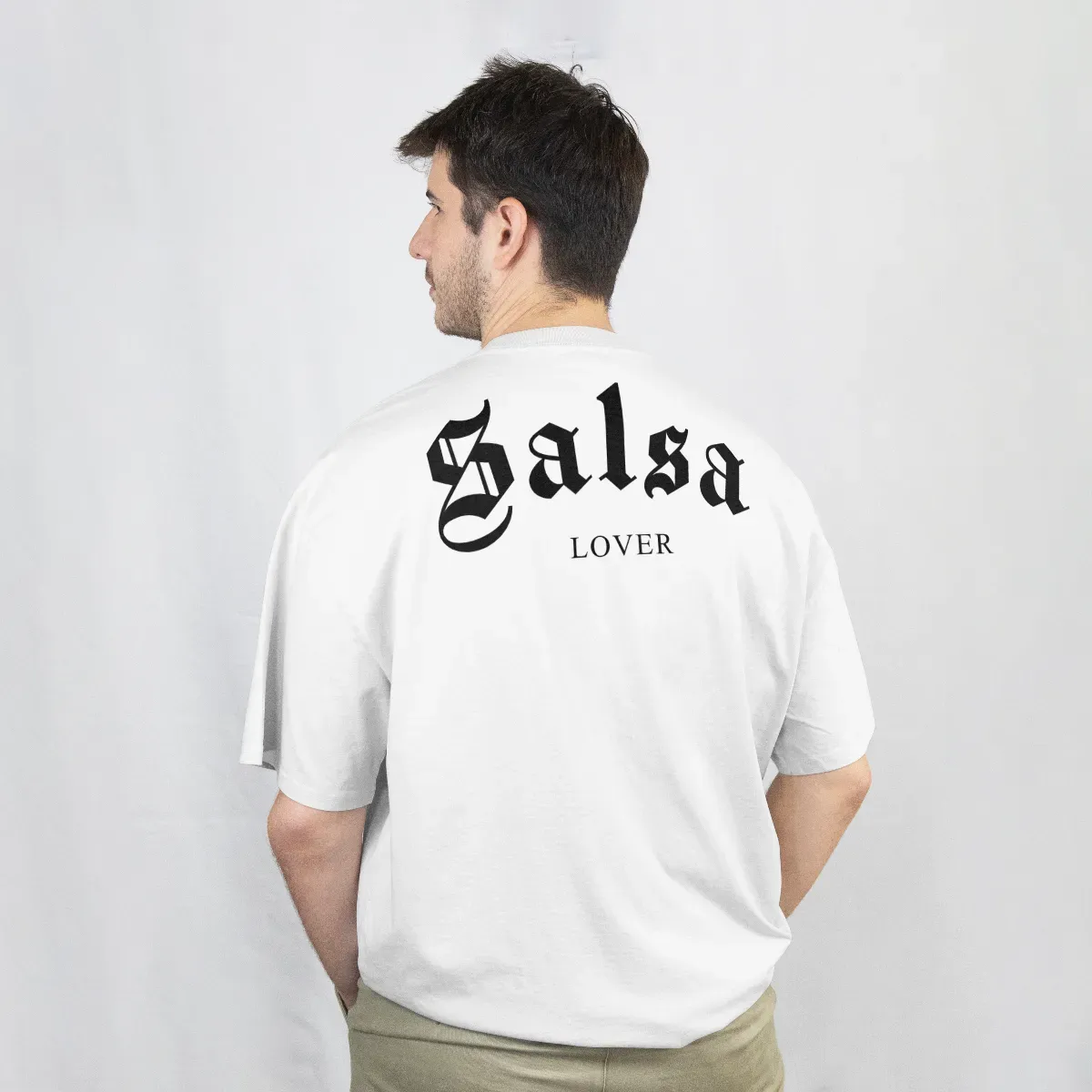 Playera Salsa Lover blanca, vista de espalda con el diseño Salsa Lover en negro