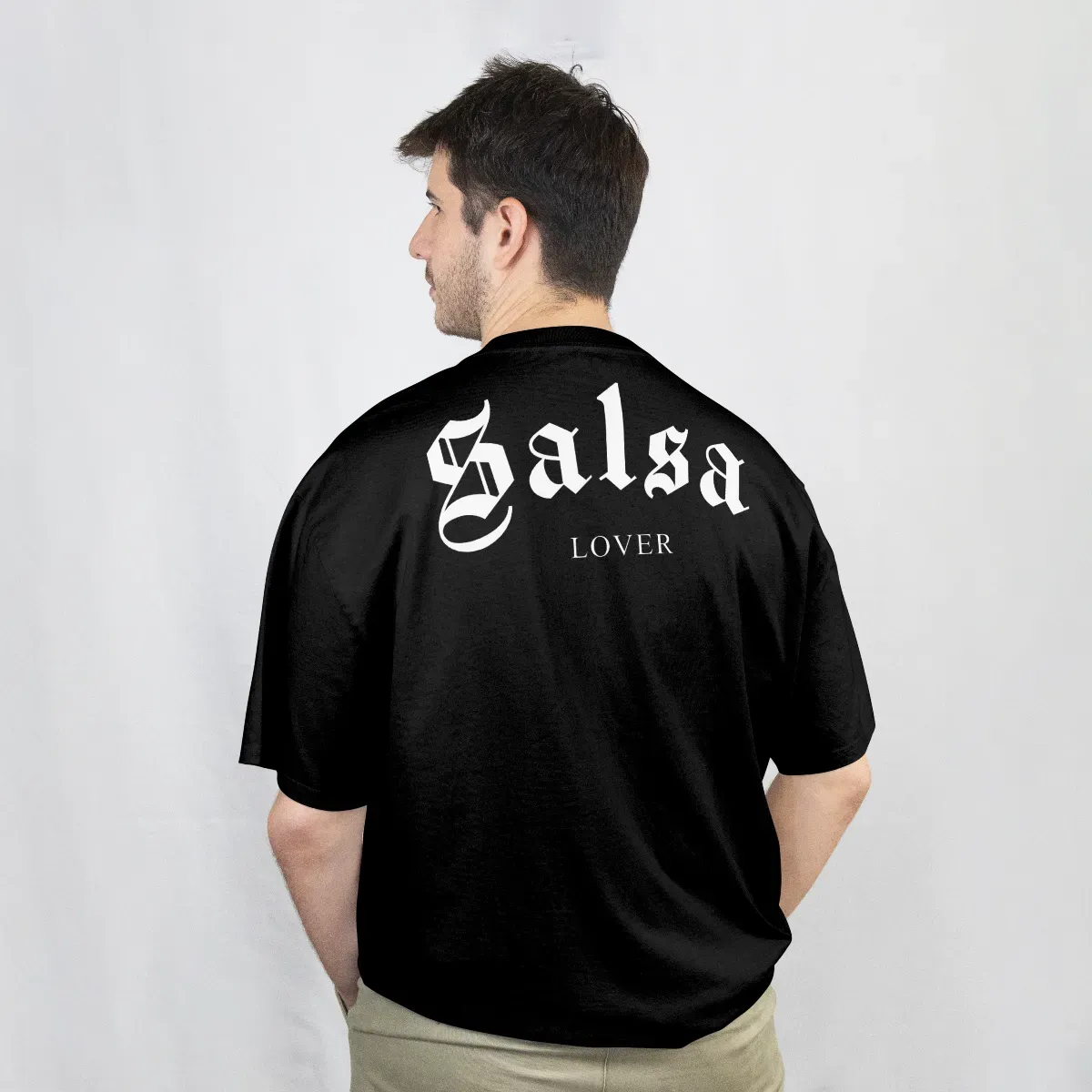 Playera Salsa Lover negra, vista de espalda con el diseño Salsa Lover en blanco