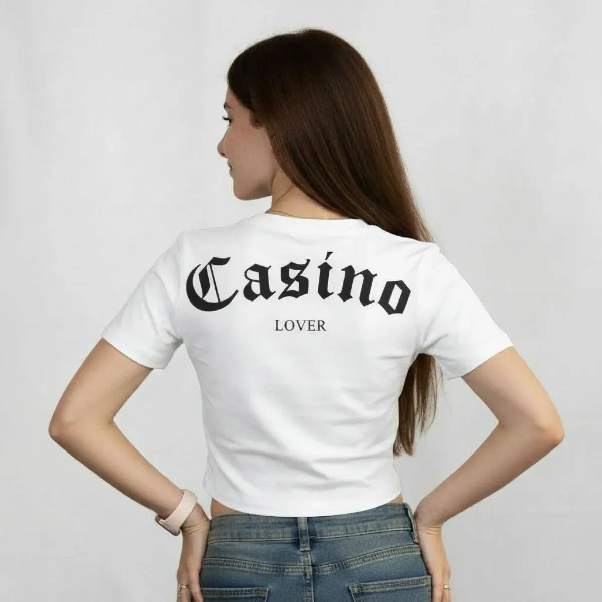 Top Casino Lover blanco, vista de espalda con el diseño Casino Lover en negro