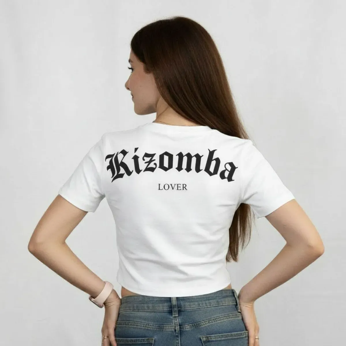 Top Kizomba Lover blanco, vista de espalda con el diseño Kizomba Lover en negro